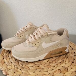 Sport shous nike air size 6.5 color cream